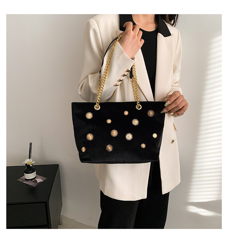 High-end and personalized hardware single-shoulder bag for women, new autumn 2024 collection, velvet chain handbag, stylish tote bag undefined