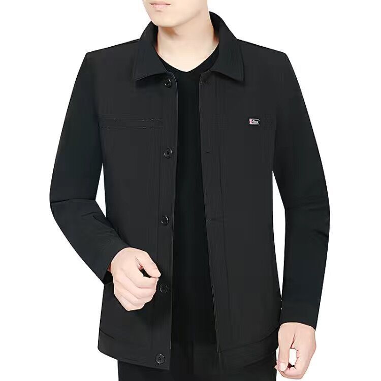 秋冬の中高年のメンズとベルベットのコートのお父さんはビジネス服の中年の男性の厚いジャケットの上着を襟を返します。