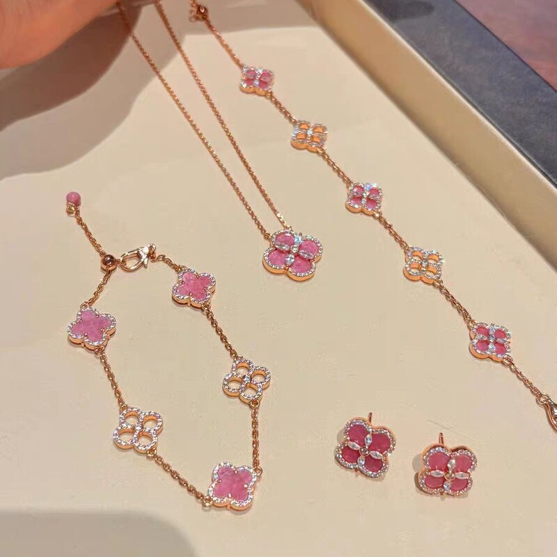 Rose Pink Vintage Fine Craftsmanship Sparkling Diamond Four-Leaf Clover Jewelry Three-Piece Set Luxurious Clavicle Chain for Women