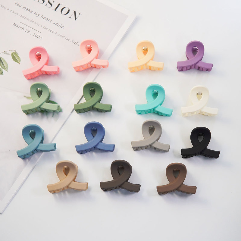 4cm Milk Tea Color New Medium-Sized Cross Hair Clip, Simple and Elegant, for Updo at the Back of the Head, Hair Clip for Holding Hair at the Roots
