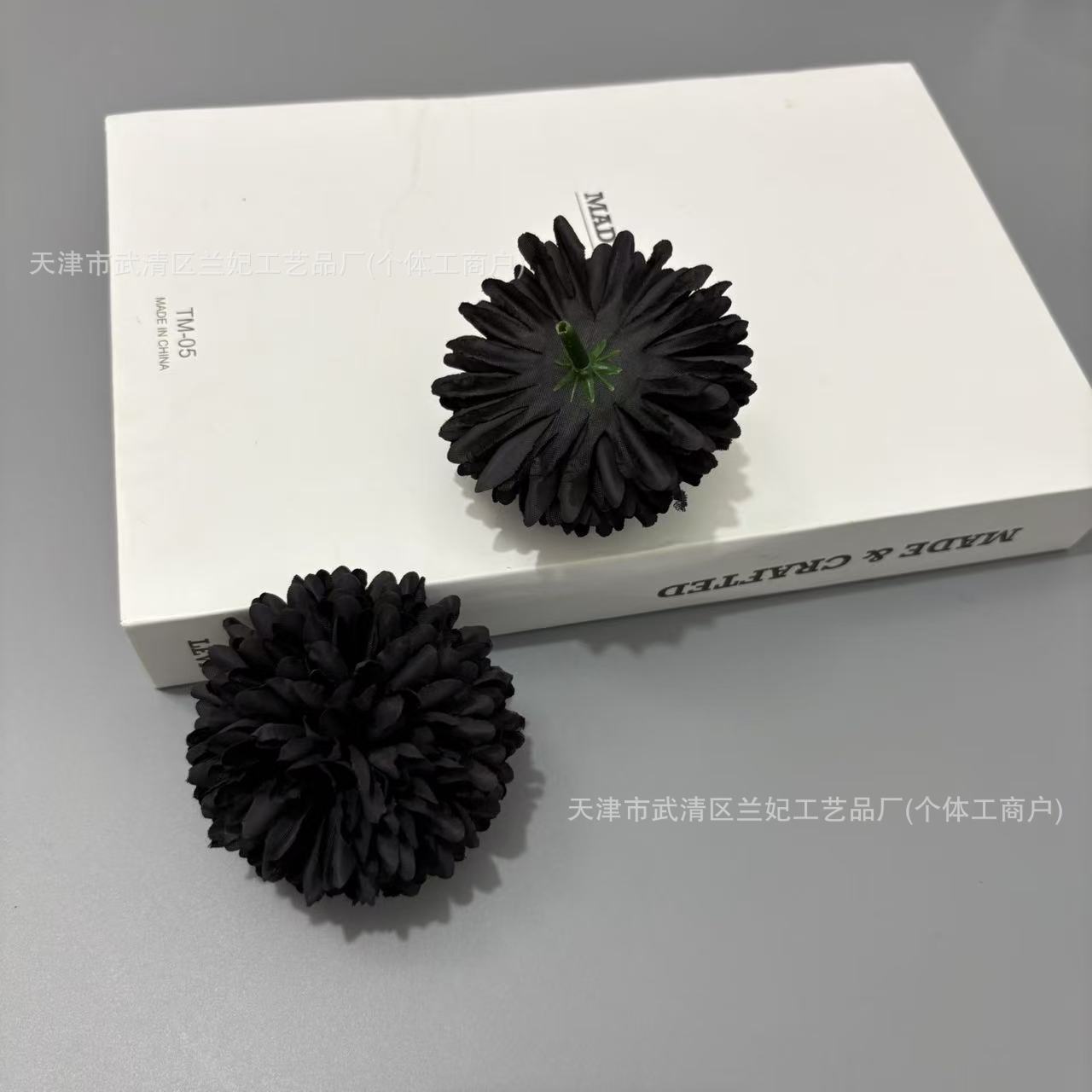 Simulación de flores de crisantemo al por mayor decoración de la sala de bodas accesorios de fotografía tela de seda de laceana flores de crisantemo