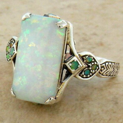 Anello donna in argento antico con opale bianco quadrato_voghion.com