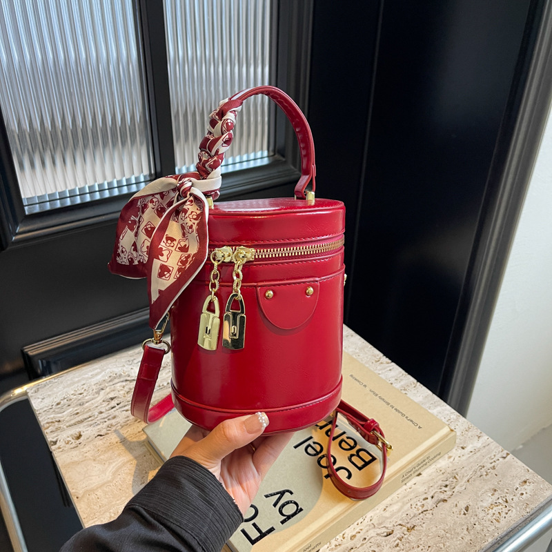 Bolso de cubo popular de este año, nuevo bolso de verano 2025, bolso de hombro de alta gama, bolso de mensajero retro de todo fósforo para mujer