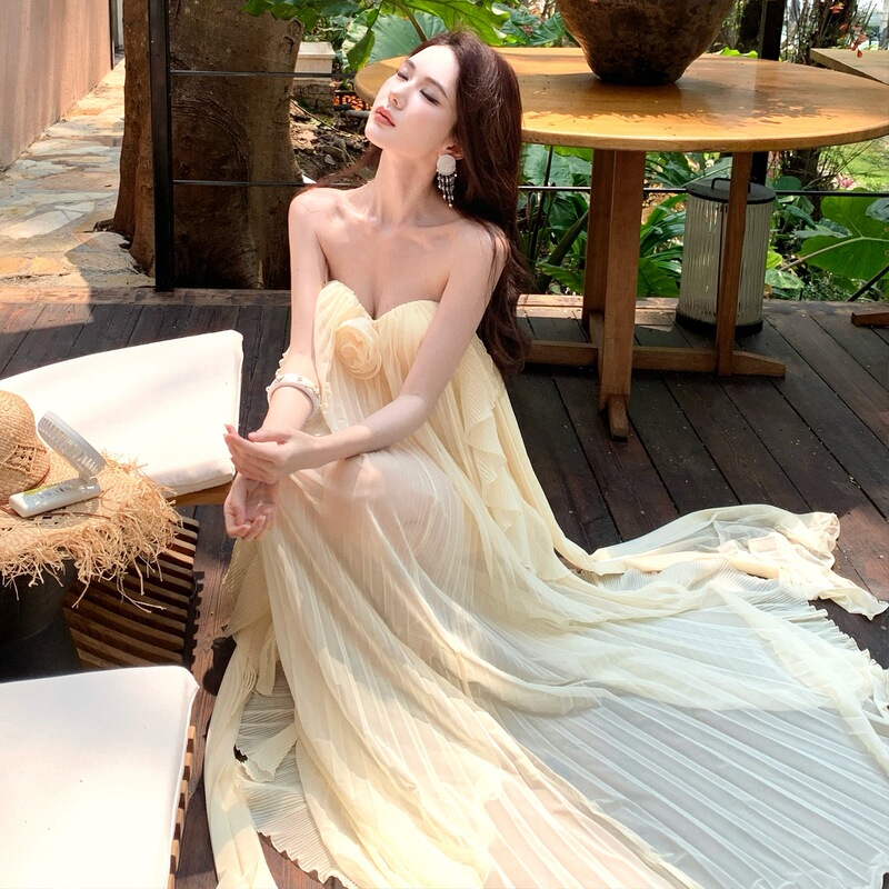 Romantic Three-Dimensional Floral Ribbon Halter Neck Strapless Dress, Wang Churan's Same Style, with Flowing Lotus Leaf Ruffles, Perfect for Photoshoots and Vacations Romantic Three-Dimensional Floral Ribbon Halter Neck Strapless Dress, Wang Churan's Same Style, with Flowing Lotus Leaf Ruffles, Perfect for Photoshoots and Vacations