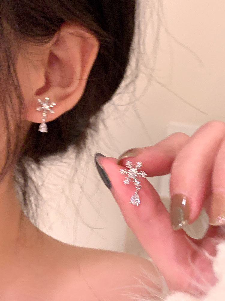 Snowflake water droplet zircon earrings for women, with a light luxury high-end temperament, niche earrings, new cool_voghion.com