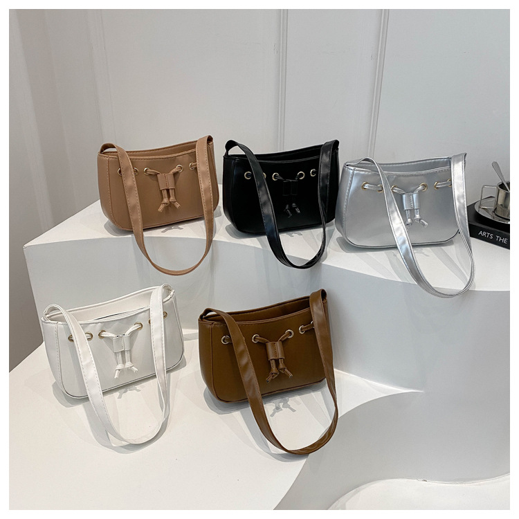 The new autumn/winter 2024 collection of women's bags features a retro and simple Korean-style underarm bag. This year, hand-held bags are in vogue, exuding a sense of sophistication undefined