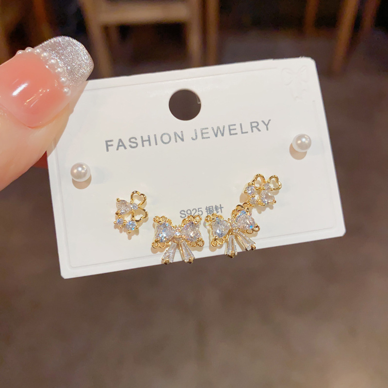 S925 aguja de plata micro incrustaciones de circón pendientes cortos pendientes de pelo corto japonés y coreano elegante todo-fósforo simple conjunto de tres piezas pendientes para las mujeres