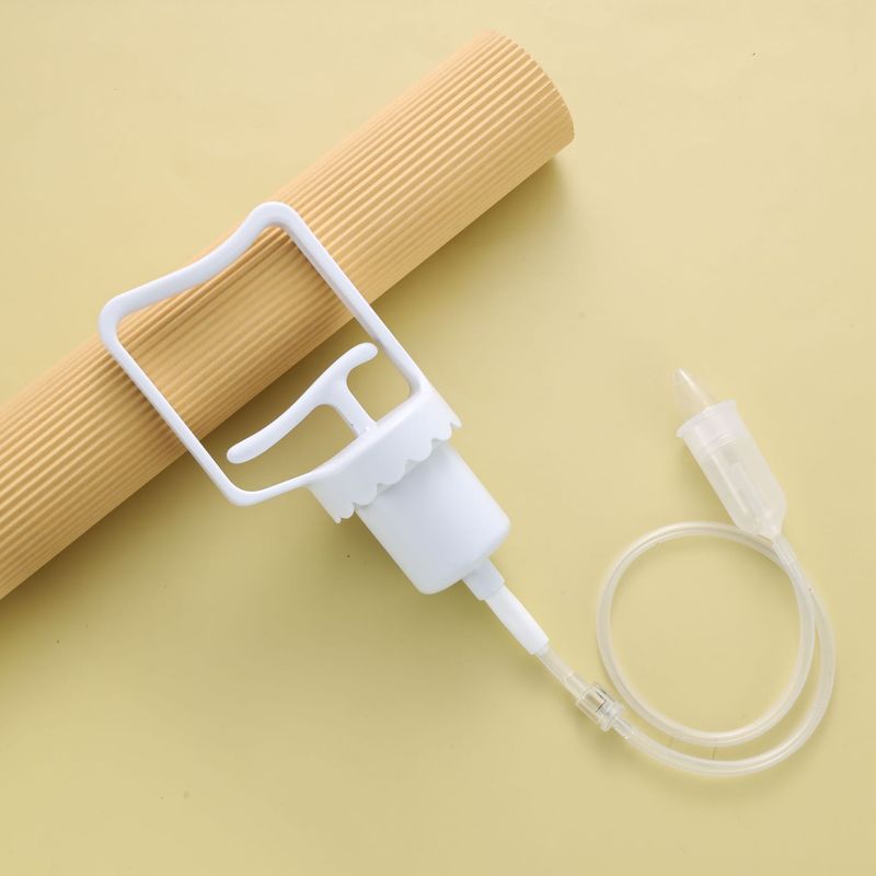 赤ちゃんの手動手は陰圧式の鼻吸い器を手にします。新生児の赤ちゃんは鼻を通して鼻水を吸い取ります。|undefined