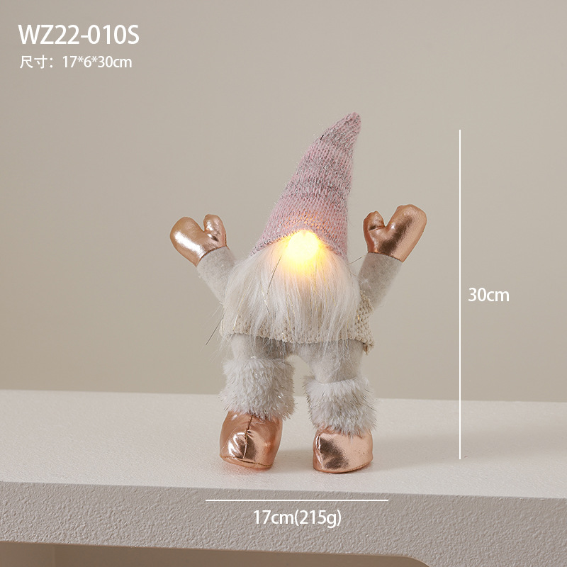 El pequeño anciano feliz lleva una lámpara