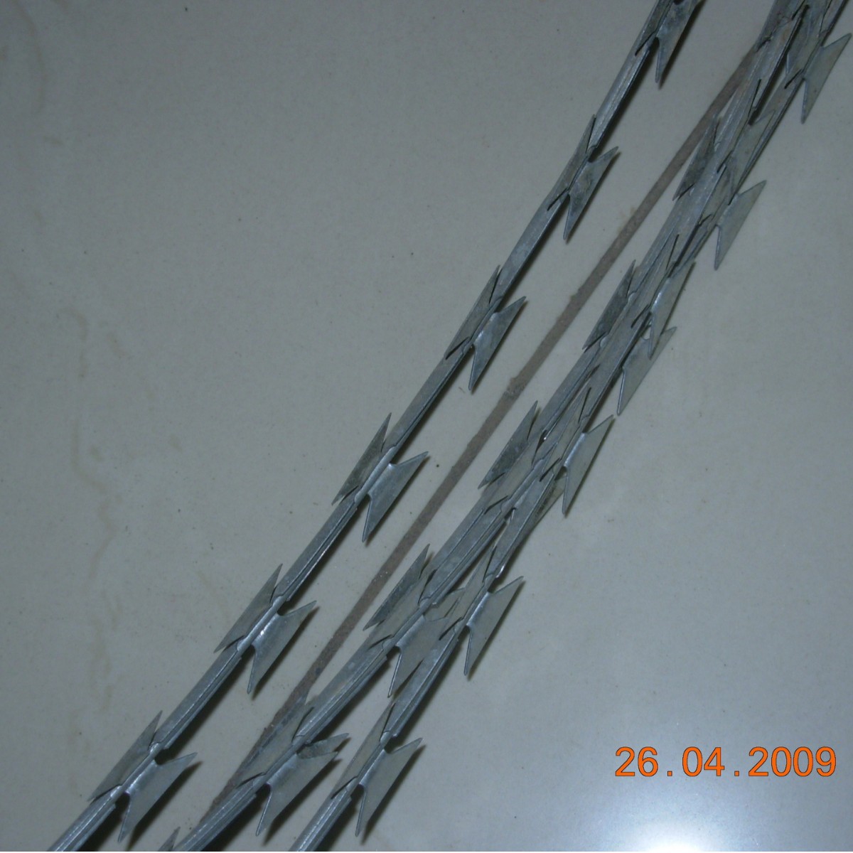 河北稳泰优质【热镀锌刀片刺网】规格全电镀锌刀片刺绳网防盗滚笼