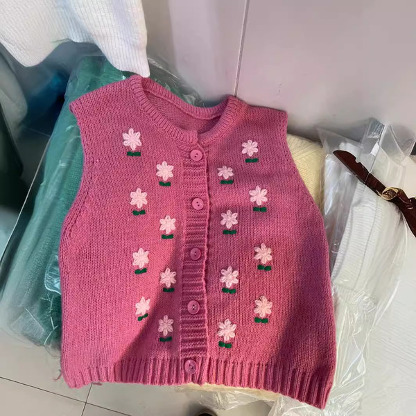 Cute fuchsia knitted vest flower-shaped