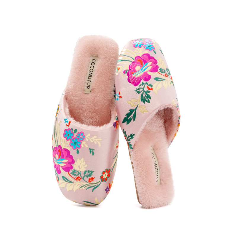 ココナッツの上で中国の民族の風の刺繍のサテンの綿のスリッパの女性の秋冬の家の室内の牛の筋肉の底のぬいぐるみの保温のスリッパ
