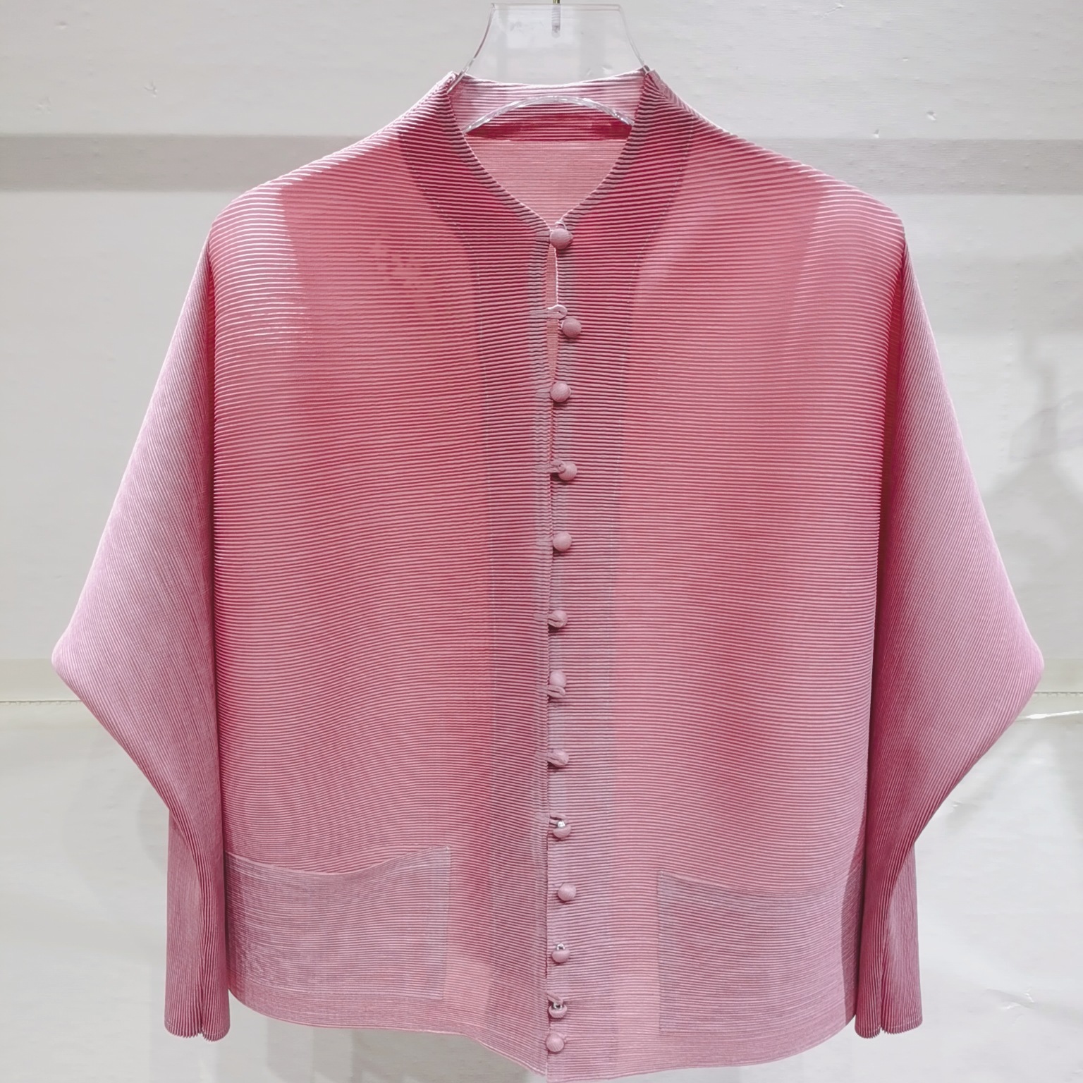 Suministro directo de fábrica, top informal de otoño y primavera 2024, de alta gama, plisado, moderno, con cuello alto, manga larga, talla grande, holgado, de botonadura sencilla. image 11