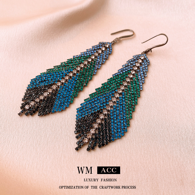 Diamante pluma hoja borla oreja gancho europeo y americano personalizado moda pendientes Luz de lujo de alto grado pendientes para las mujeres al por mayor image 5