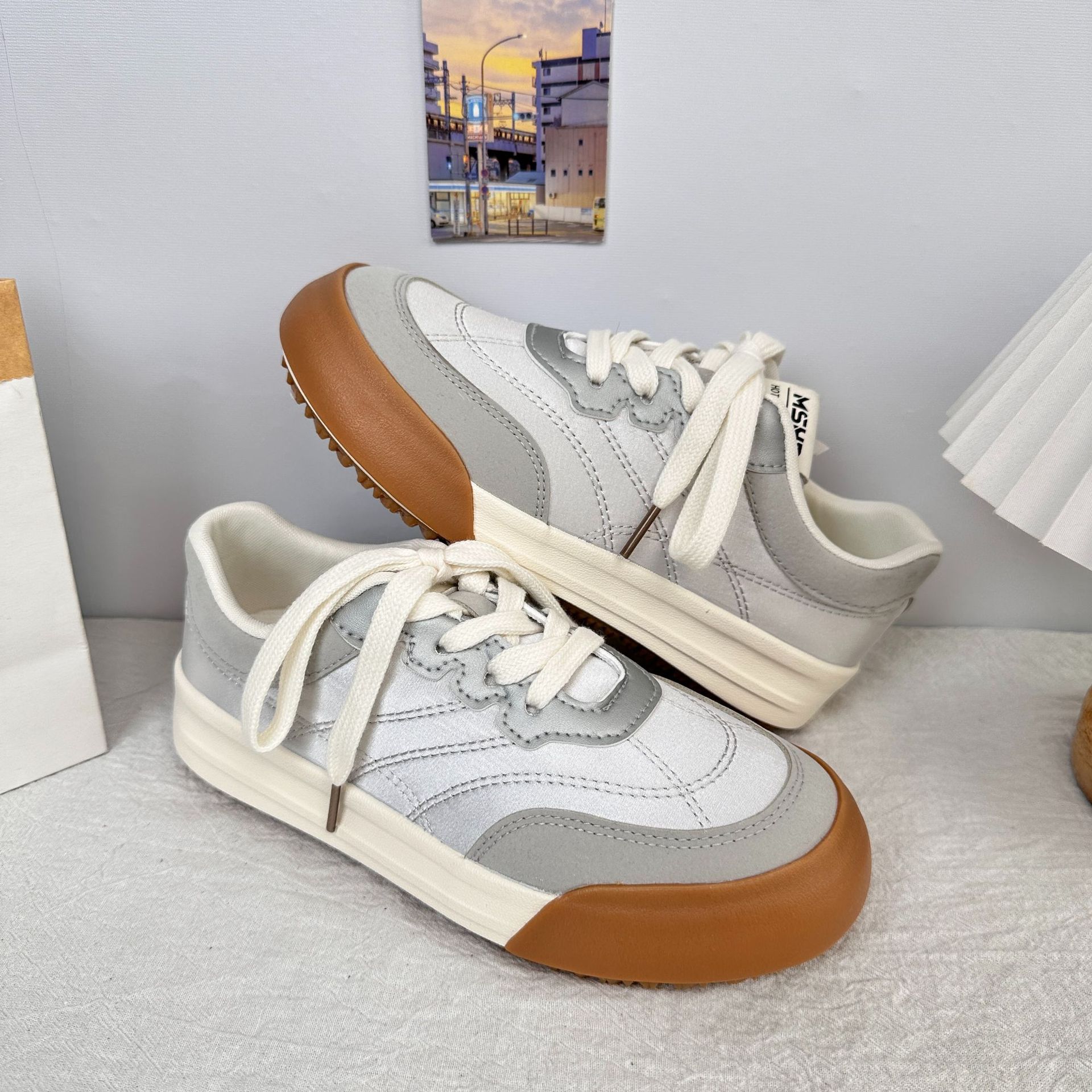 6648 zapatos blancos de suela gruesa para mujer con falda 2025 primavera nuevo estilo diseño de nicho casual ligero, transpirable y versátil
