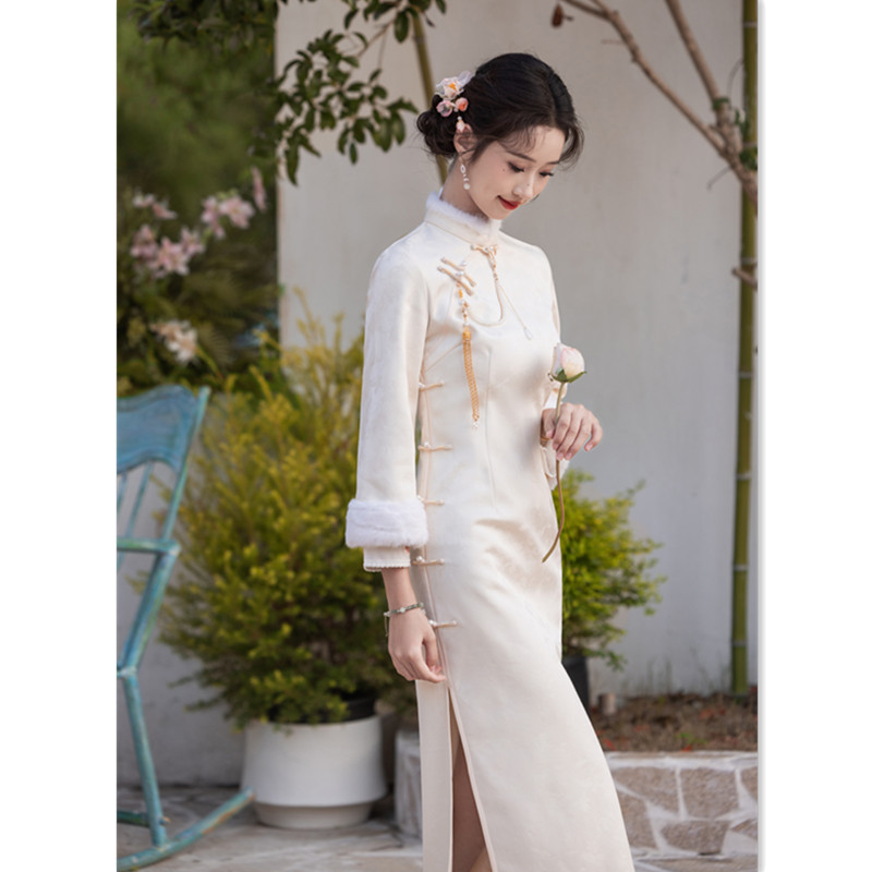 A stylishly updated, modern Chinese style brocade-lined, plush-lined, long-length, seven-quarter-sleeve cheongsam with an elegant and simple design, featuring the 2024 winter new collection.