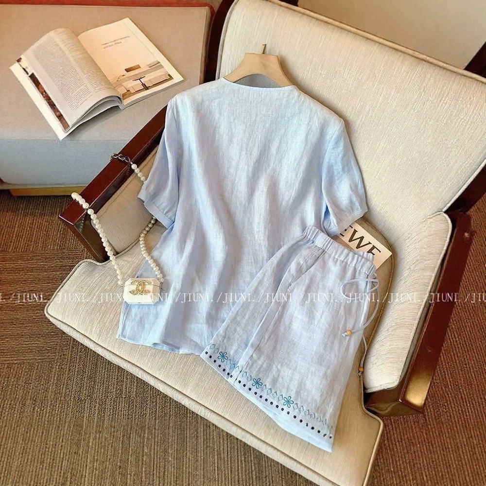 Bộ áo sơ mi xanh họa tiết hoa nhí kết hợp quần short rộng — Bộ màu xanh nhạt chi tiết 2