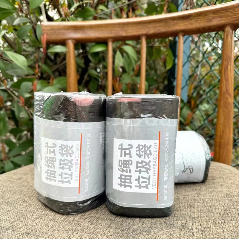 ひもを引くゴミ袋は90匹の家庭用の恵装キッチン寮を厚くして、黒色の大型の手提げゴミ袋を持っている|undefined