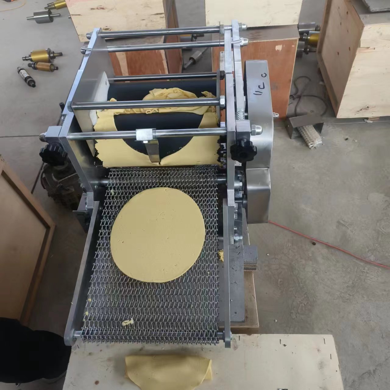 Máquina para hacer tortillas mexicanas, máquina pequeña para tortillas de maíz multigrano, máquina para hacer tortillas totalmente automática, equipo de exportación para comercio exterior.