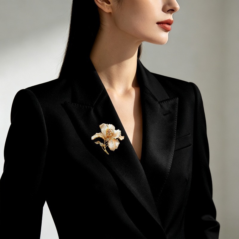 Vintage enamel floral brooch, high-end diamond-encrusted pearl flower pin, suitable for suits and outerwear, cross-border jewelry
