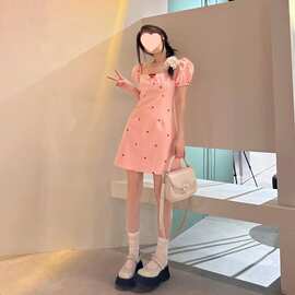 少女风粉色波点泡泡袖连衣裙女夏季2025新款别致甜辣收腰气质短裙