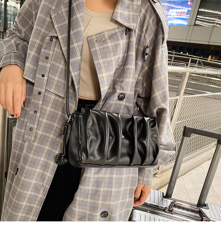 Autumn 2021 New Fashion Messenger Underarm Bag Fold Western Style Single Shoulder Bag display picture 9