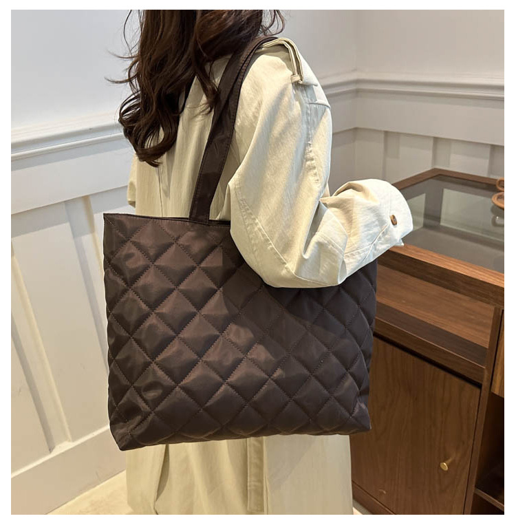 A new large-capacity diamond-shaped commuter handbag and fashionable single-shoulder tote bag for women in the niche cotton-padded jacket bag for autumn and winter 2024 undefined