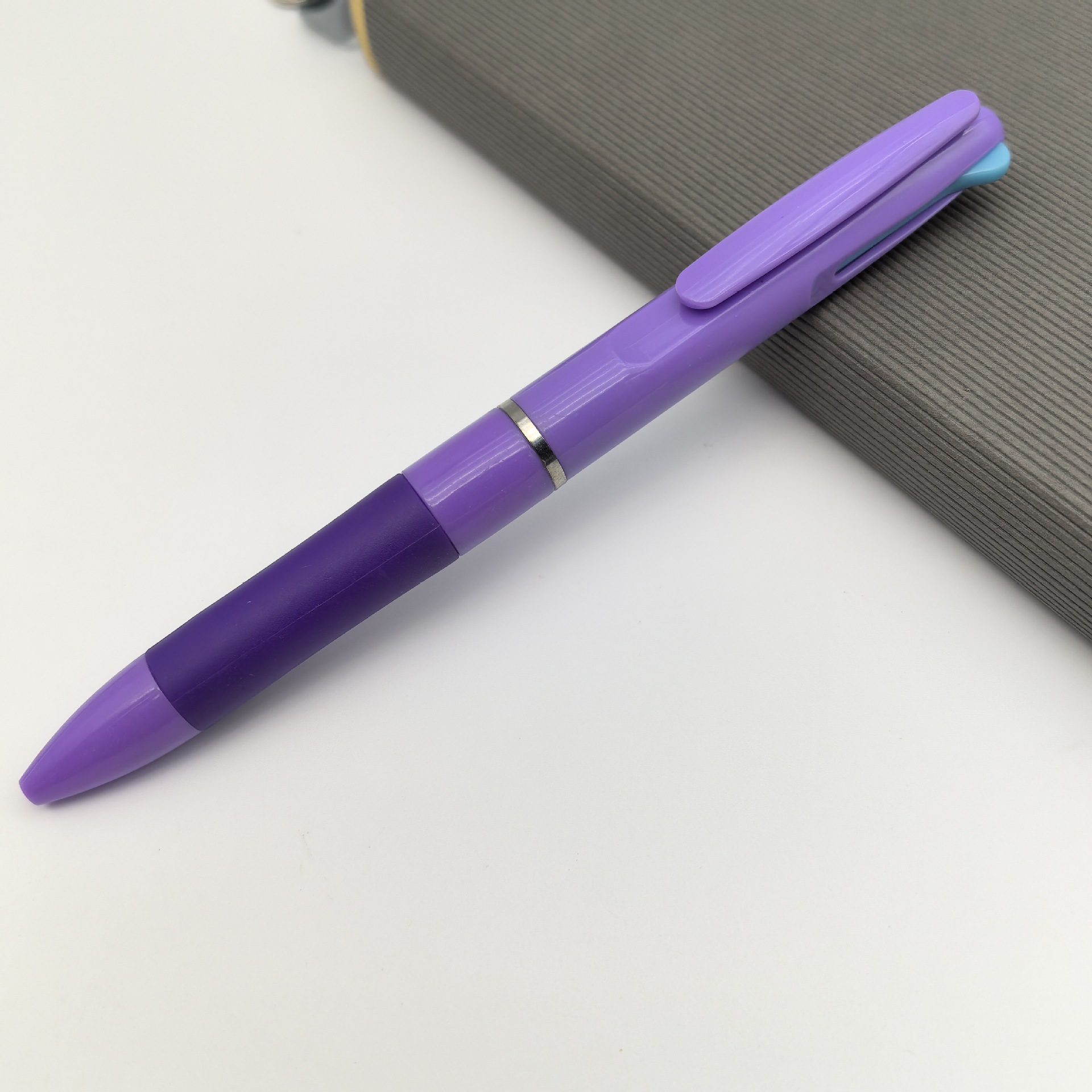 Nuevo bolígrafo multicolor creativo de plástico tricolor en un bolígrafo publicitario simple color 3 colores bolígrafo al por mayor