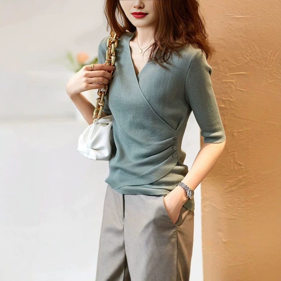 Áo thun nữ cổ chữ V tay ngắn dáng ôm nhẹ — đen chi tiết 2