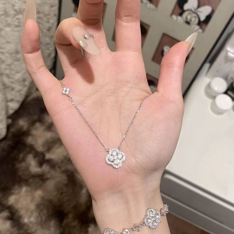 女性用の輝く四つ葉のクローバーネックレス、軽い高級感、ニッチ、ハイエンド、点滅する鎖骨チェーン、誕生日プレゼント、アクセサリー、ウェアラブルネックレス|undefined