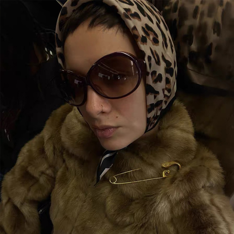 European and American ancient large frame oval millennium style sunglasses cover the face and show the face of the little hot girl Y2K street sunglasses foreign trade