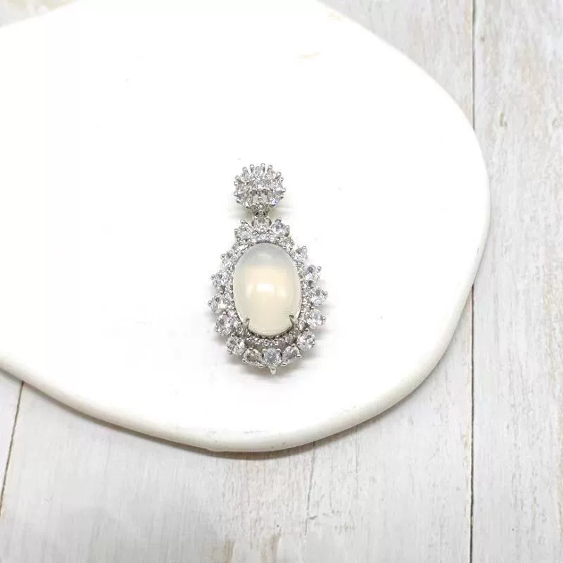 Sunny green agate pendant white jade, ice imitation
