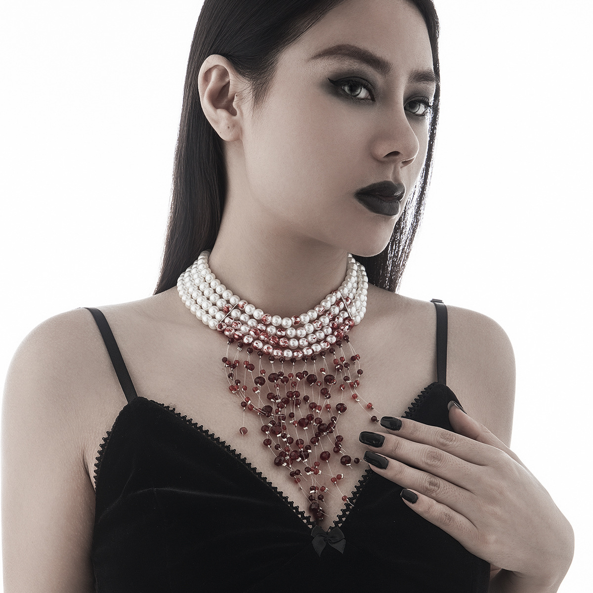 Collier ras de cou gothique en perles avec pendentif goutte_voghion.com
