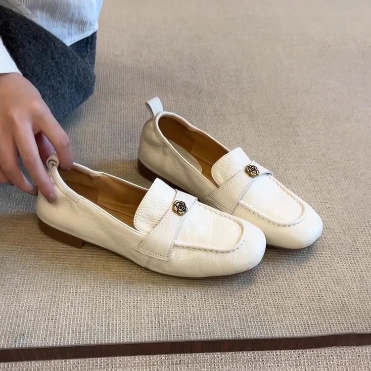 Sheepskin version ~ gentle white temperament one-foot flat loafers women's square head single-layer shoes retro camellia small leather shoes