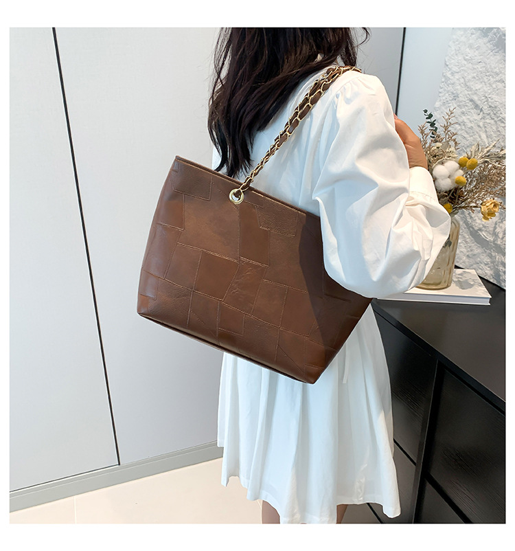 Women's Large Capacity Shoulder Tote Bag With Chain Detail_voghion.com