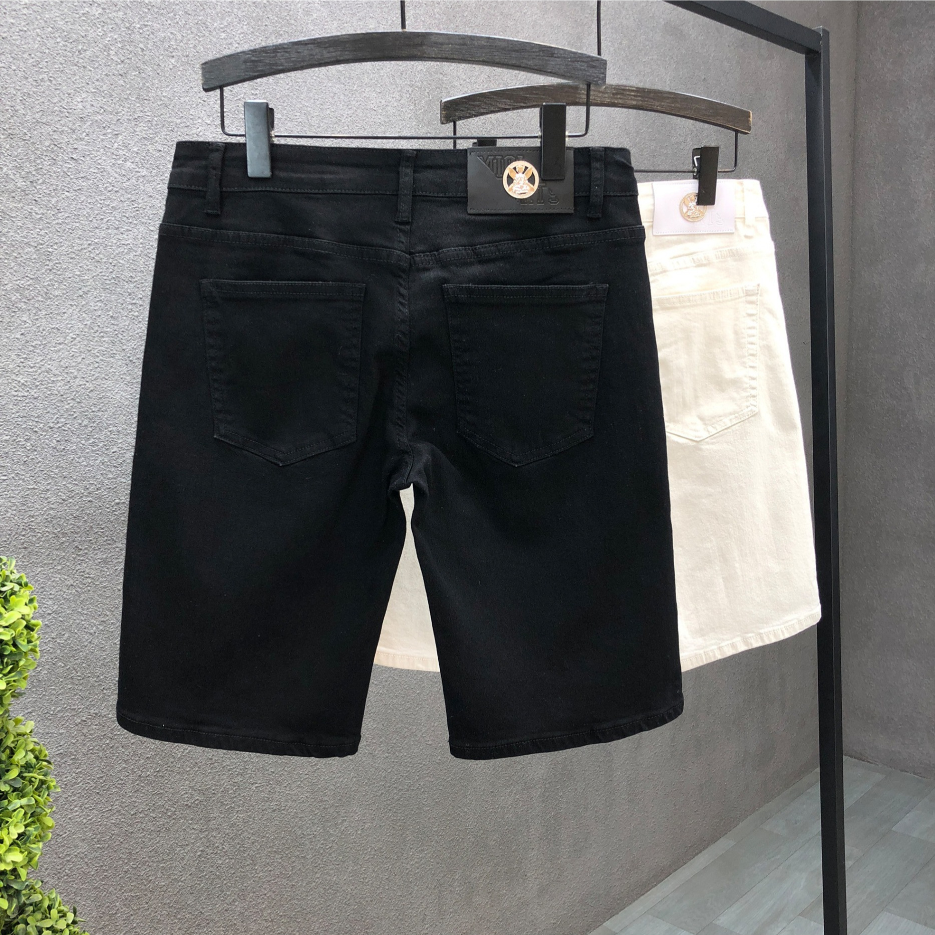 Jeans jóvenes guapo, pantalones cortos para hombres de verano delgados, 2025 nuevos jeans de verano para hombres blancos de cinco puntos