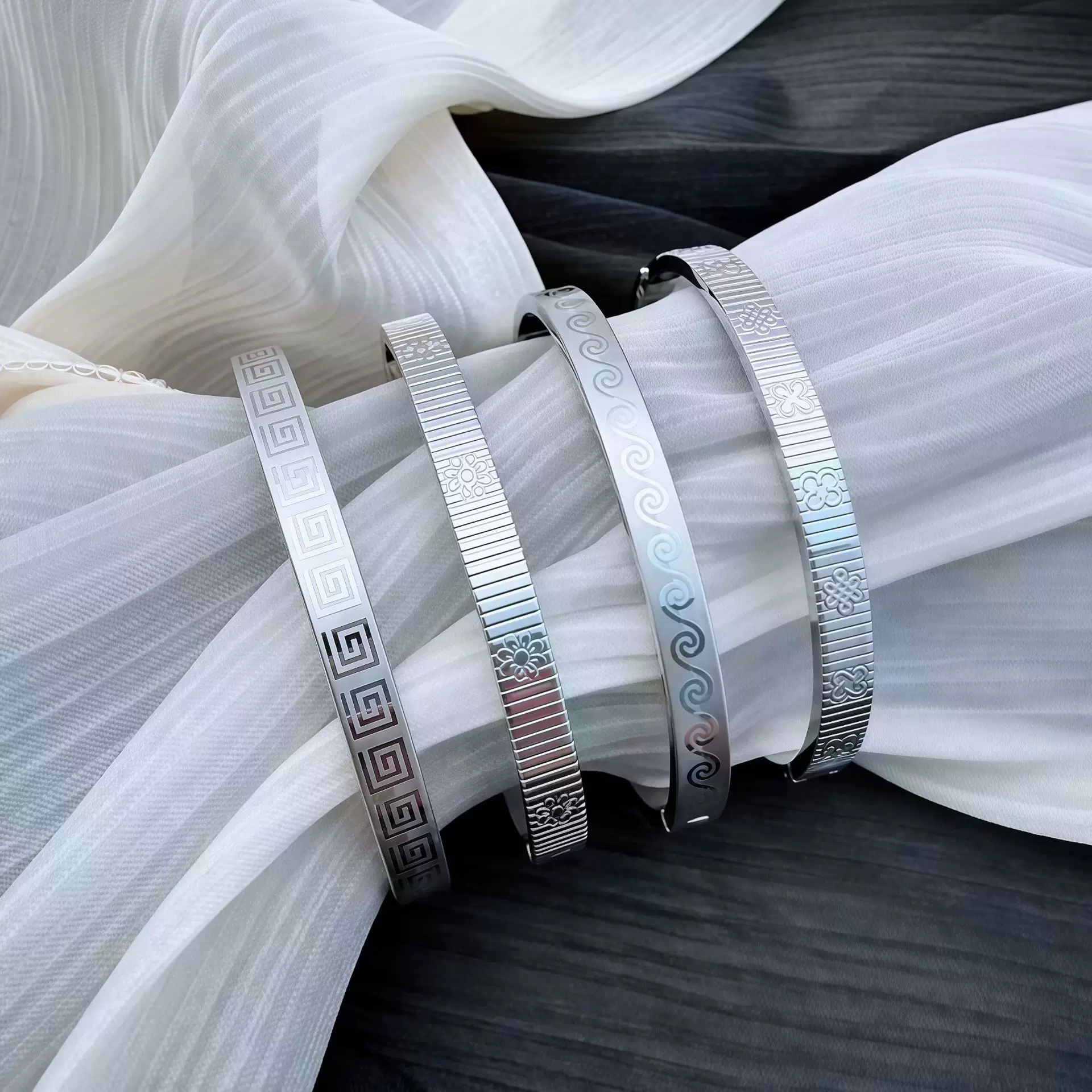 个性小众设计钛钢手镯蚀刻图案手镯女生轻奢高级感不锈钢精致手镯