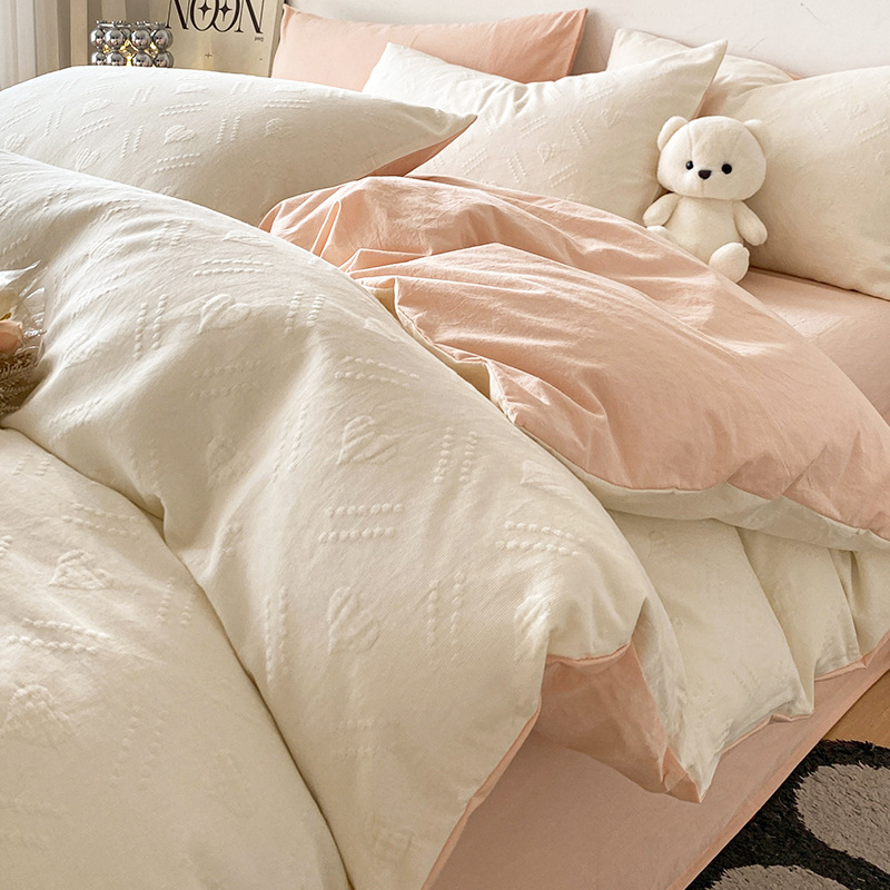 Un juego de cuatro piezas de algodón lavado de algodón de clase 100 hilo de tres capas de algodón puro sábana de lujo simple y ligera cubierta de edredón ropa de cama