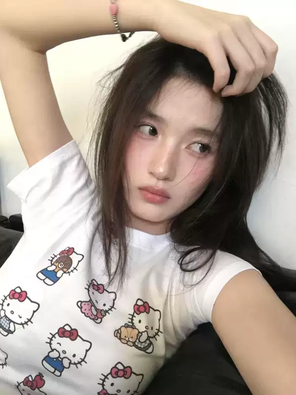 เสื้อยืดแขนสั้นไหล่ขวา สไตล์อเมริกัน หวาน ๆ เท่ ๆ ลายเฮลโลคิตตี้ สำหรับผู้หญิง ฤดูร้อน สีขาว เข้ารูป ตัวสั้น ยอดนิยม