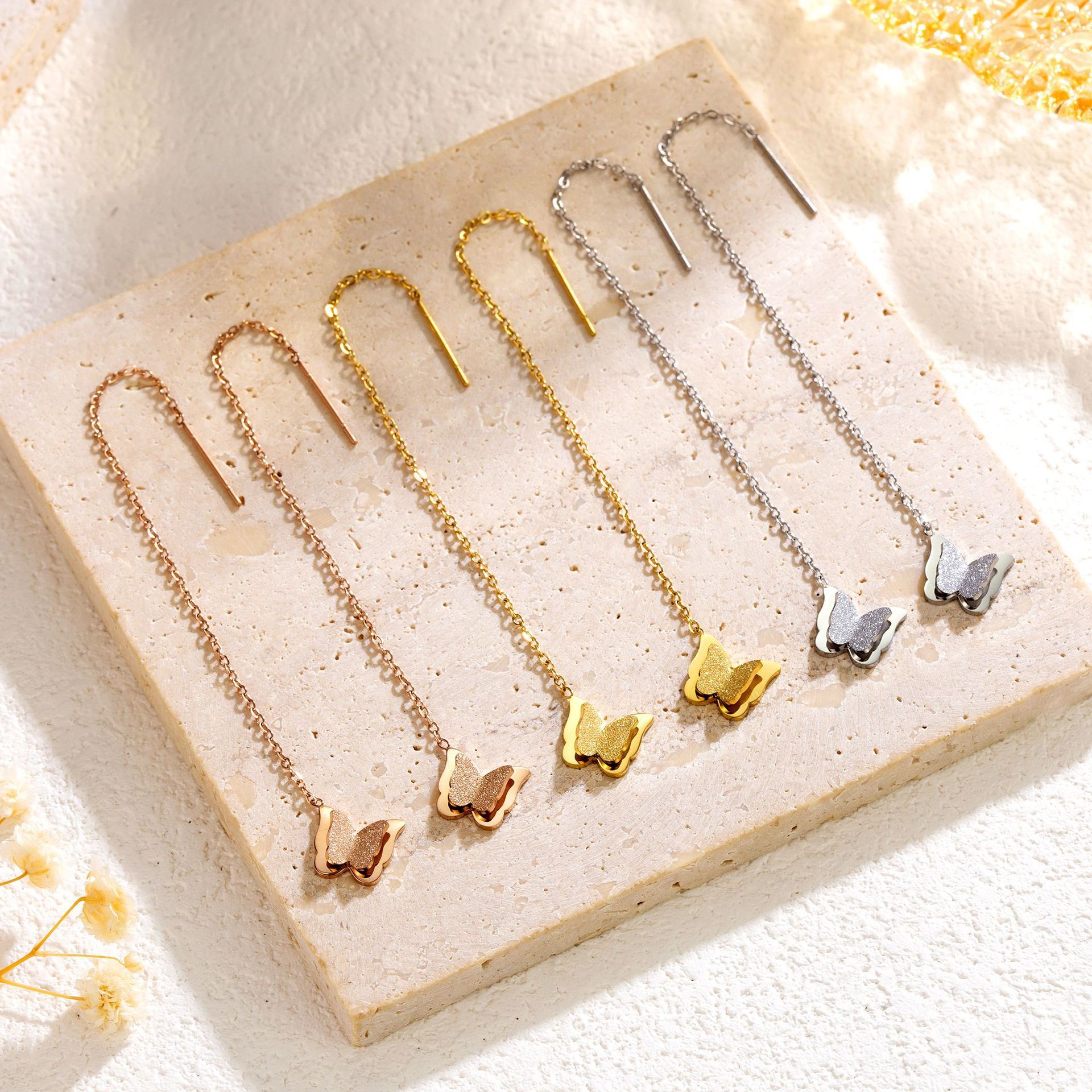 2025 nuevo estilo de moda pequeña mariposa borda pendientes de orejas de alta calidad temperamento dorado pernos de acero de titanio para mujeres