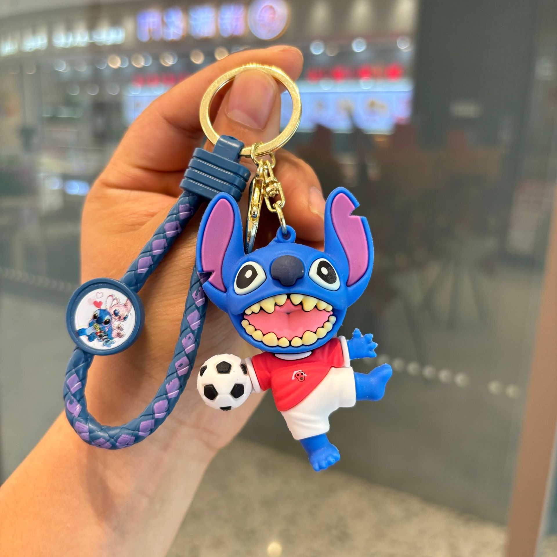 Creativo nuevo estilo deportivo Stitch llavero dibujos animados muñeca grande mochila escolar colgante máquina de garras pequeño regalo al por mayor