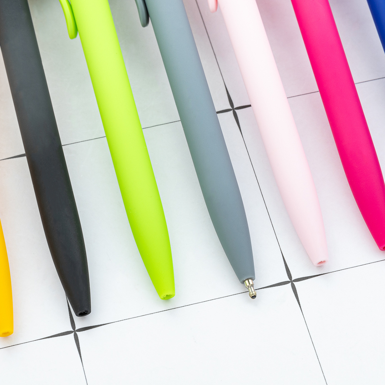 Bolígrafo de plástico multicolor se puede imprimir logotipo de escritorio de oficina bolígrafo de hotel promocional publicidad bolígrafo de regalo