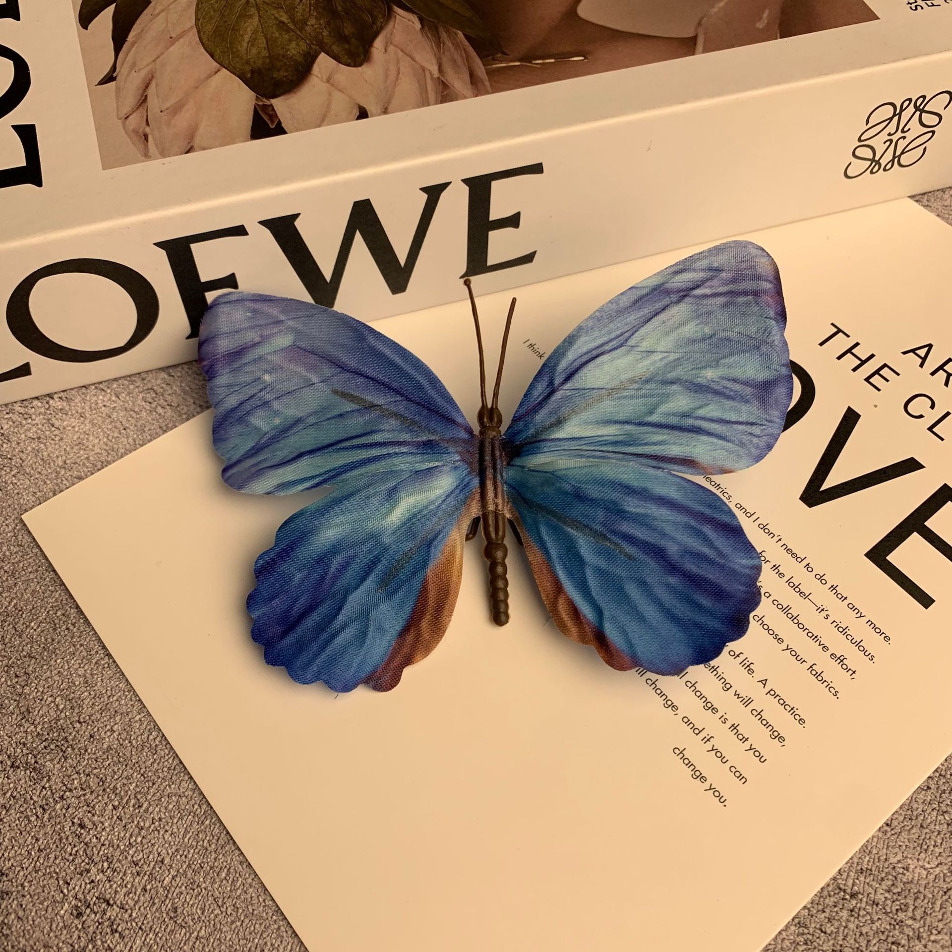 큰 나비 진한 보라색