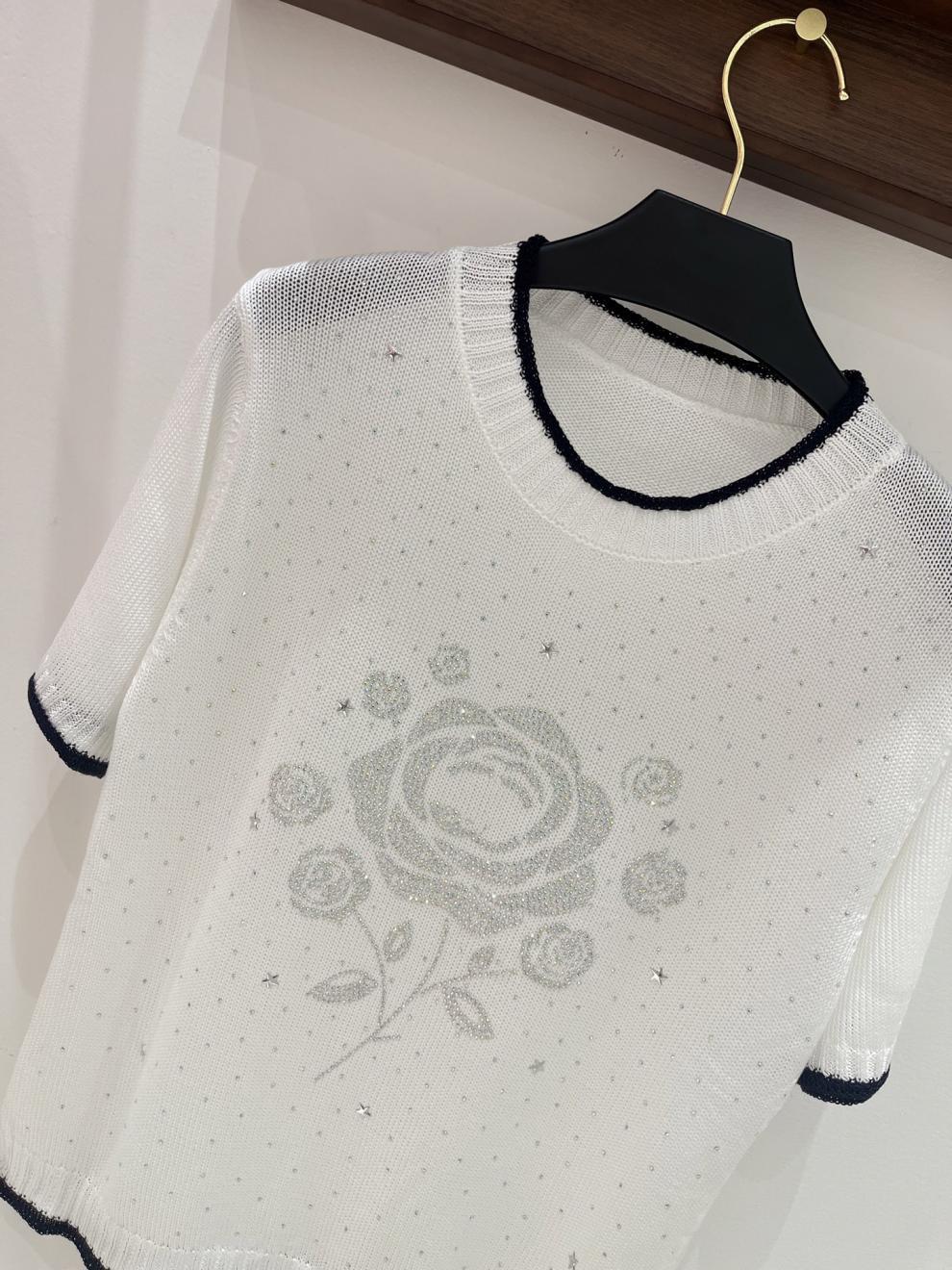 High-Quality Camellia Rhinestone Brand Logo Embellished Knitted Pullover With Round Neck And Short Sleeves, Light Luxury, Simple,_ecoleips.com