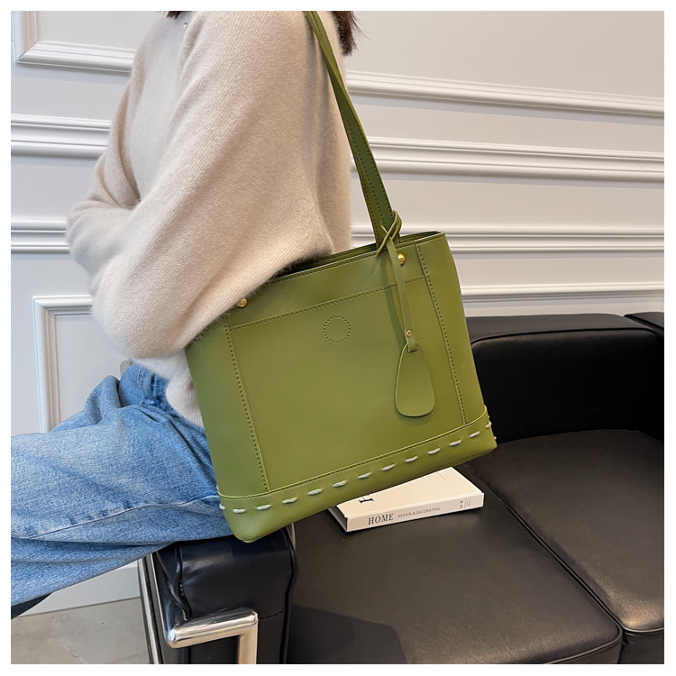 Grande Capacité Sac Sac De Femmes 2021 Nouvelle Mode Automne Hiver Rétro Épaule Messenger Sac Polyvalent Sens Élevé Fourre-tout Sac display picture 8