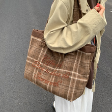2025秋冬新款时尚格子通勤单肩包休闲大容量毛呢包包女手提托特包