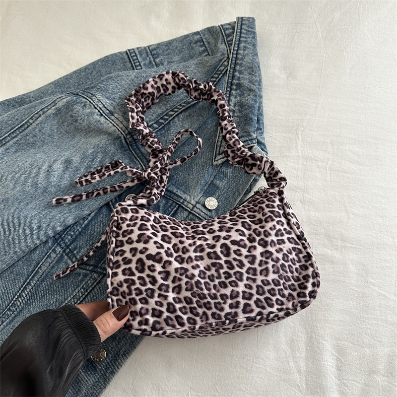 Bolso de moda clásico de leopardo coreano ins2024 otoño y invierno nuevo bolso de gran capacidad de literatura y arte perezoso