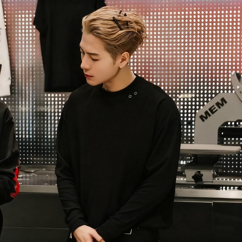 Jackson Wang's same style Solona base T-shirt with metal eyelets and studded buttons, loose and casual, unisex Jackson Wang's same style Solona base T-shirt with metal eyelets and studded buttons, loose and casual, unisex