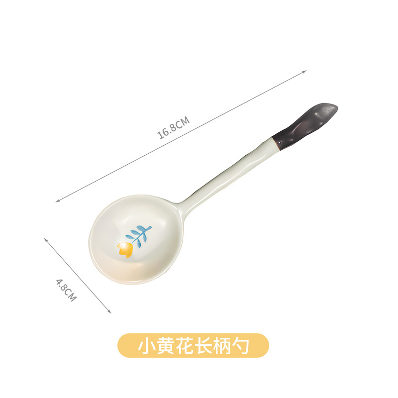 작은 노란색 꽃이 달린 국자