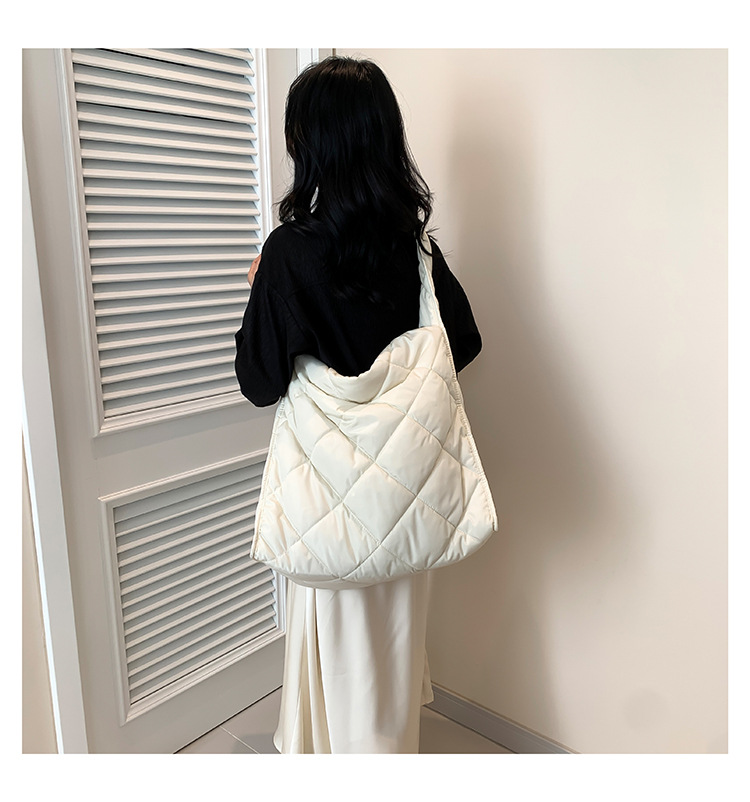 Women's Large Pu Leather Solid Color Lingge Streetwear Square Zipper Shoulder Bag display picture 10